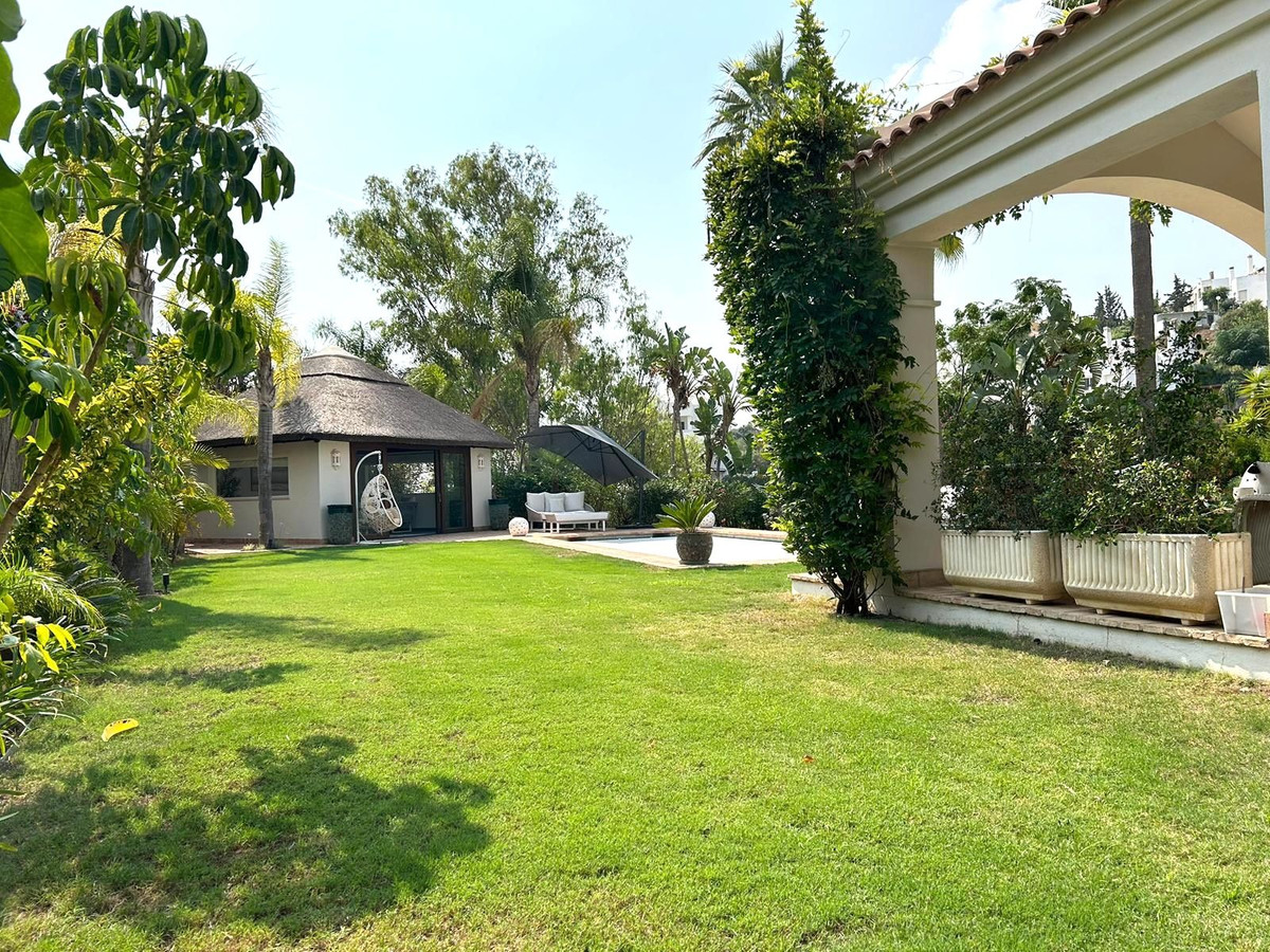 4 Bedroom Villa in Estepona - Photo 34