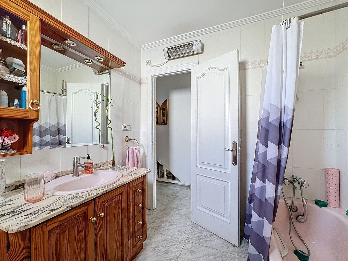 5 Bedroom Villa in Estepona - Photo 19