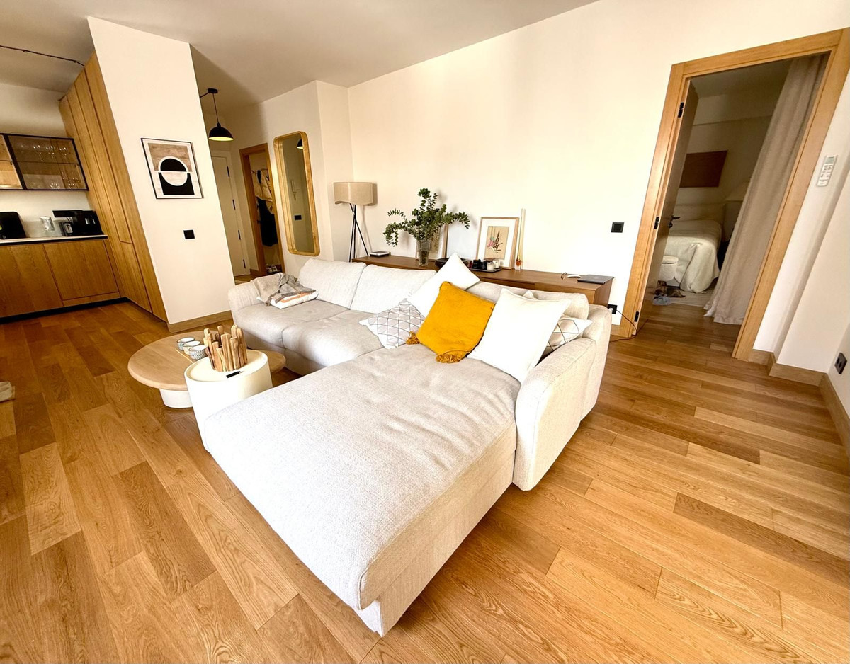 2 Bedroom Apartment in Marbella - Photo 2