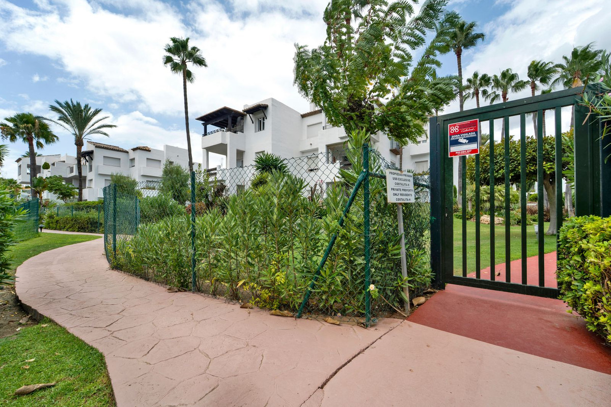2 Bedroom Apartment in Estepona - Photo 24