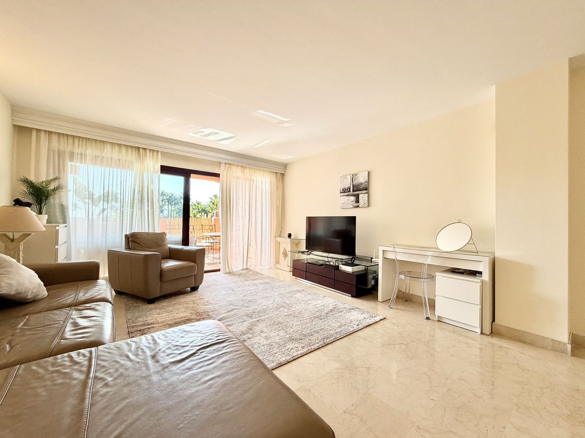 2 Bedroom Apartment in Benahavís - Photo 9