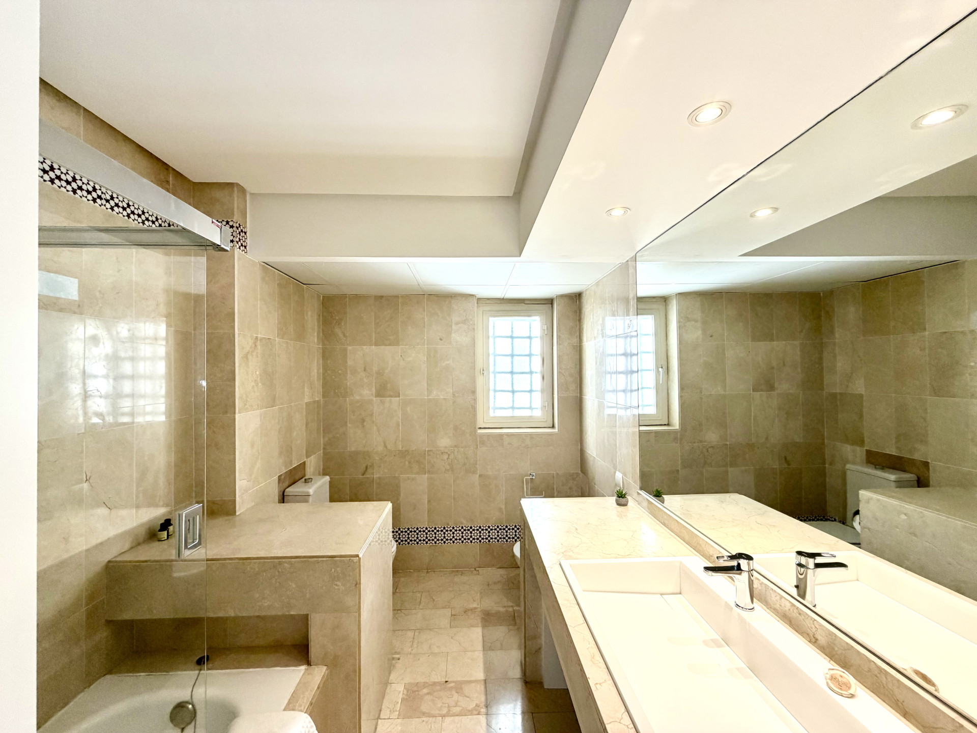 2 Bedroom Apartment in Marbella - Photo 20