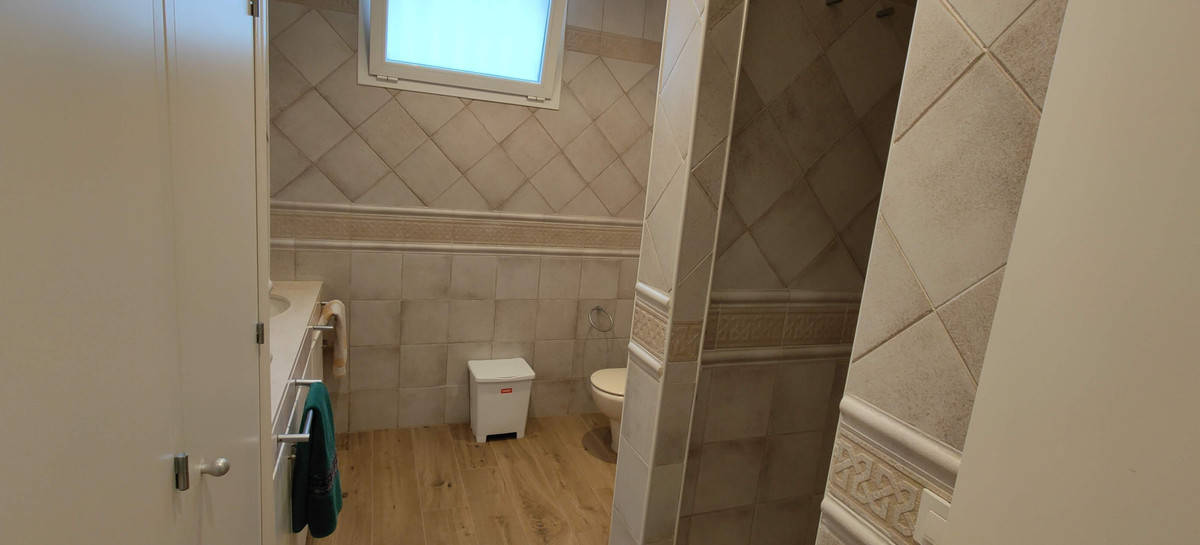 6 Bedroom Villa in San Pedro de Alcántara - Photo 30