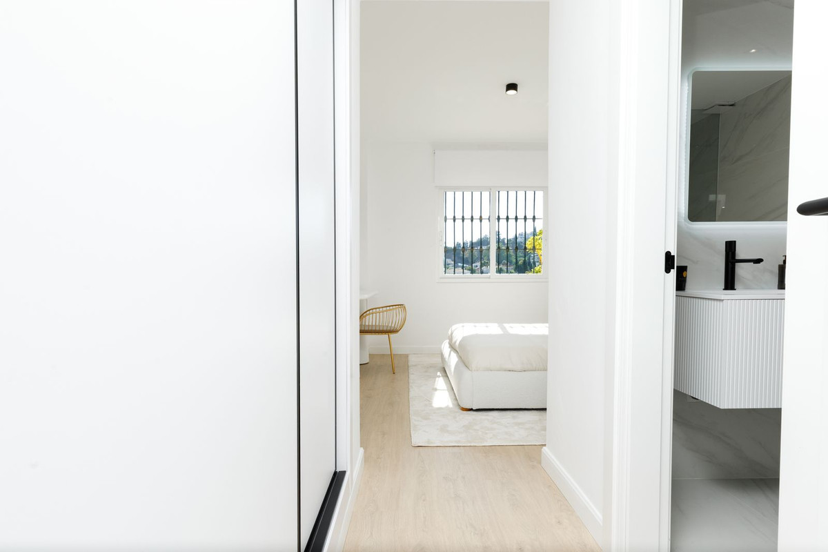 3 Bedroom Apartment in Benahavís - Photo 14
