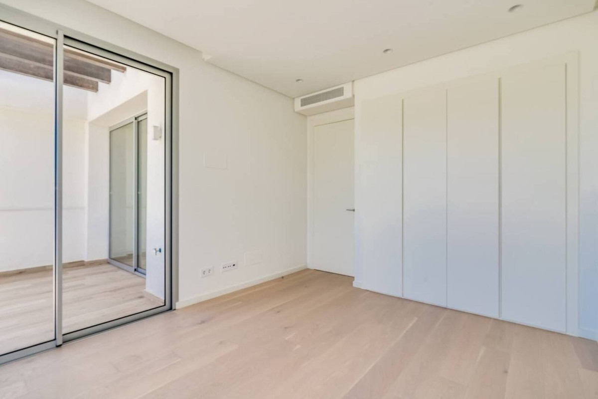 4 Bedroom Penthouse in Benahavís - Photo 16