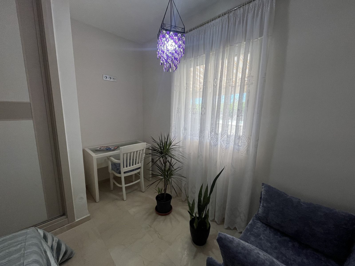3 Bedroom Penthouse in Estepona - Photo 10