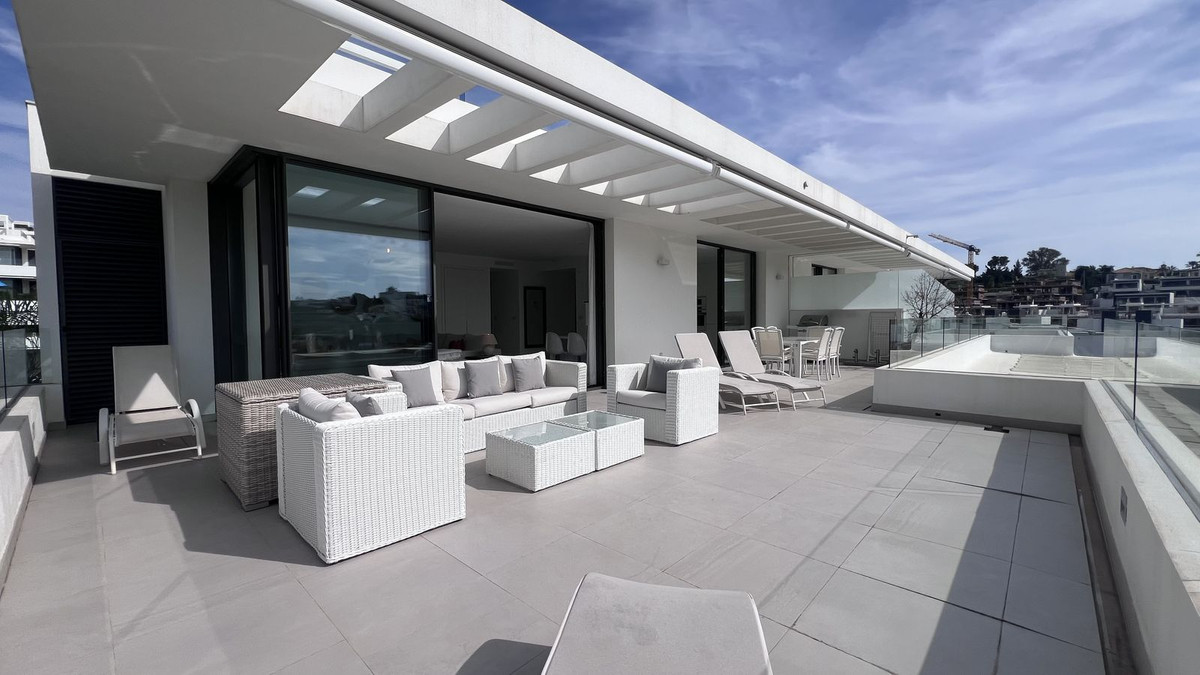 3 Bedroom Penthouse in Estepona - Photo 10