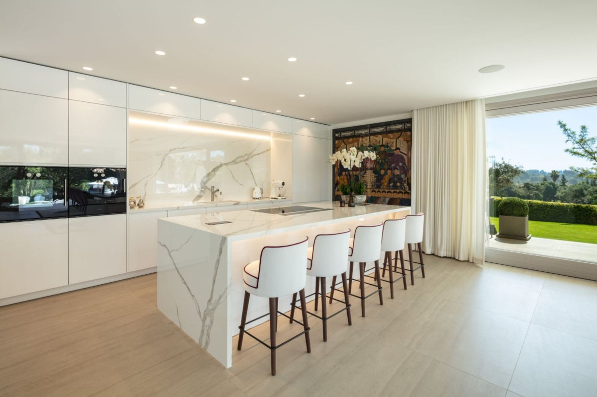 6 Bedroom Villa in Marbella - Photo 8