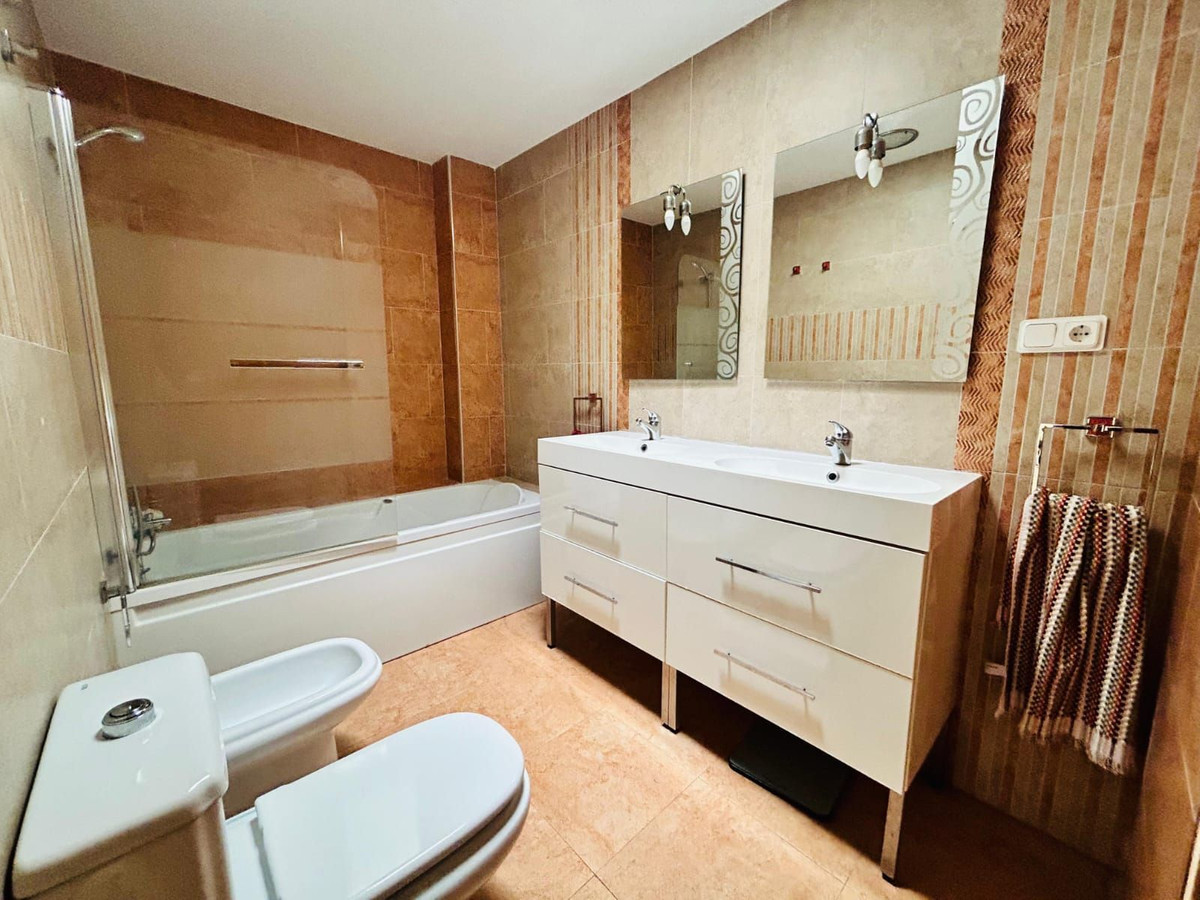 4 Bedroom Penthouse in Torremolinos - Photo 13