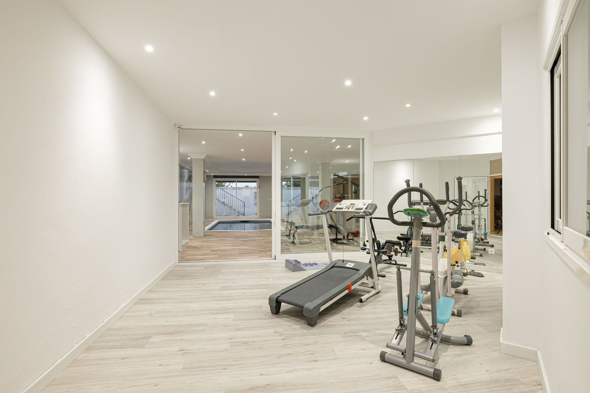 6 Bedroom Villa in Estepona - Photo 15