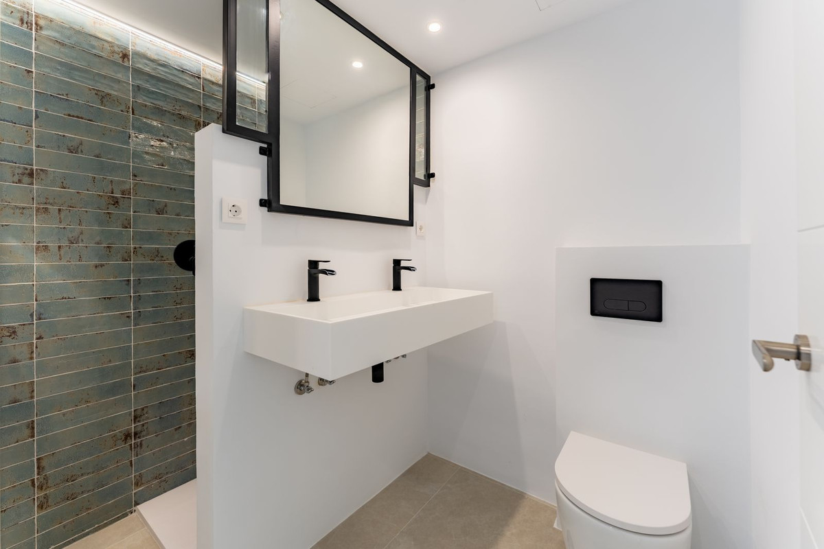 2 Bedroom Penthouse in Benahavís - Photo 16