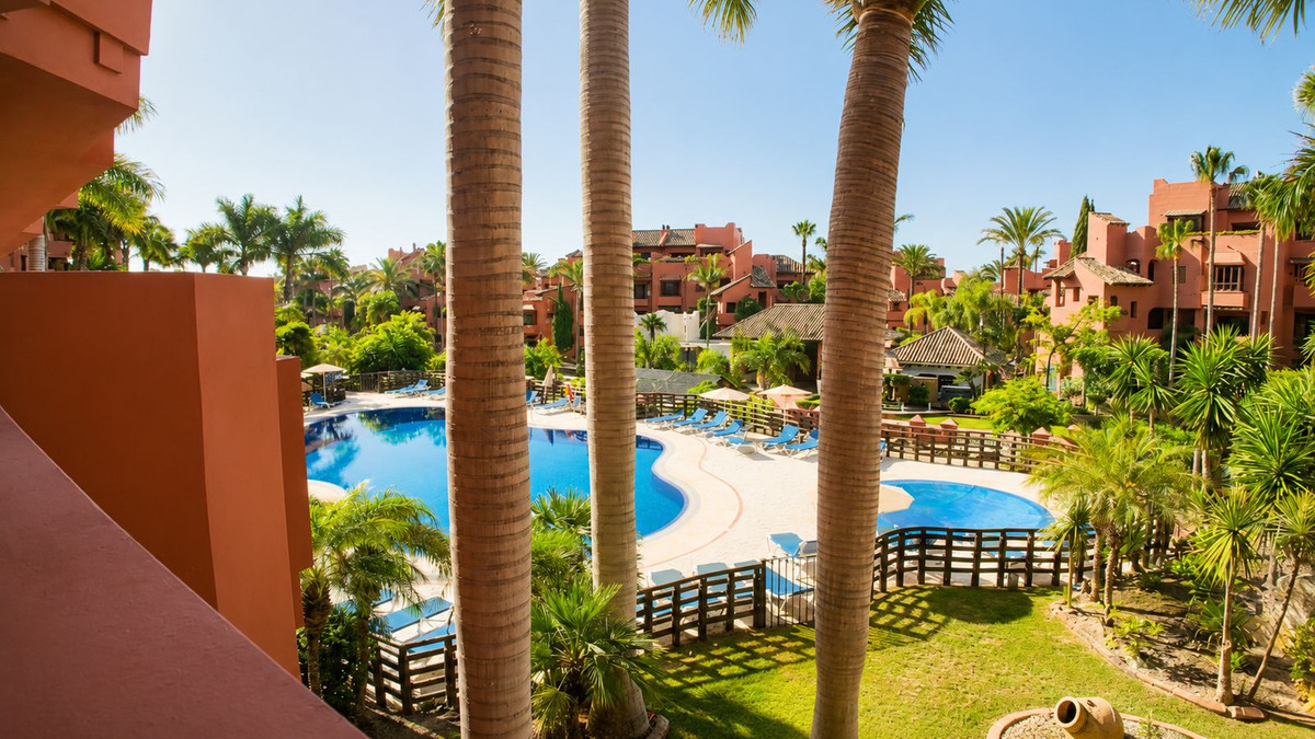 2 Bedroom Apartment in Estepona - Photo 3