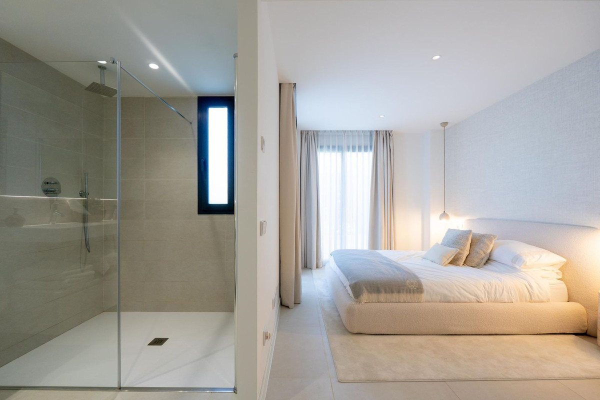 3 Bedroom Apartment in Fuengirola - Photo 14