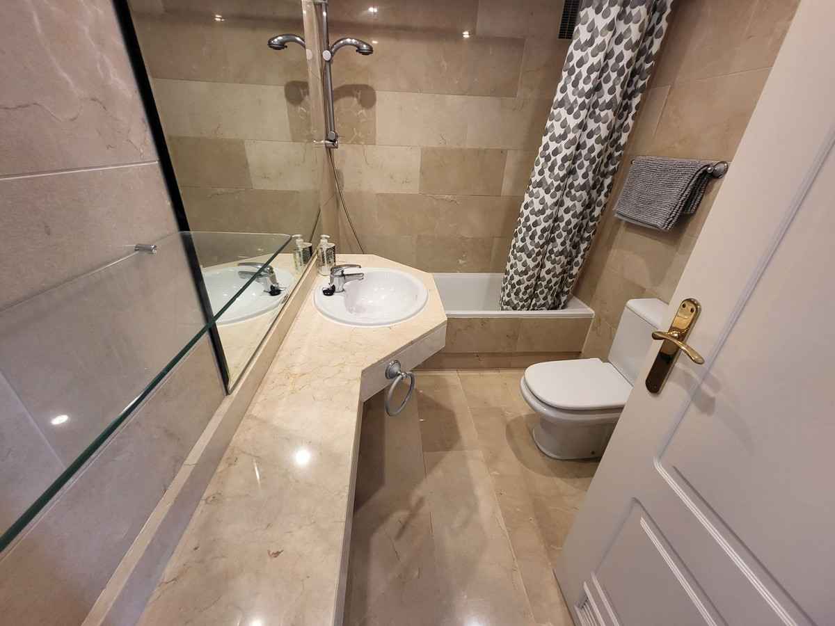 Piso de 4 dormitorios con piscina en Málaga – Foto 18