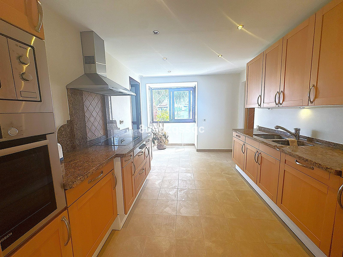 3 Bedroom Penthouse in Estepona - Photo 24