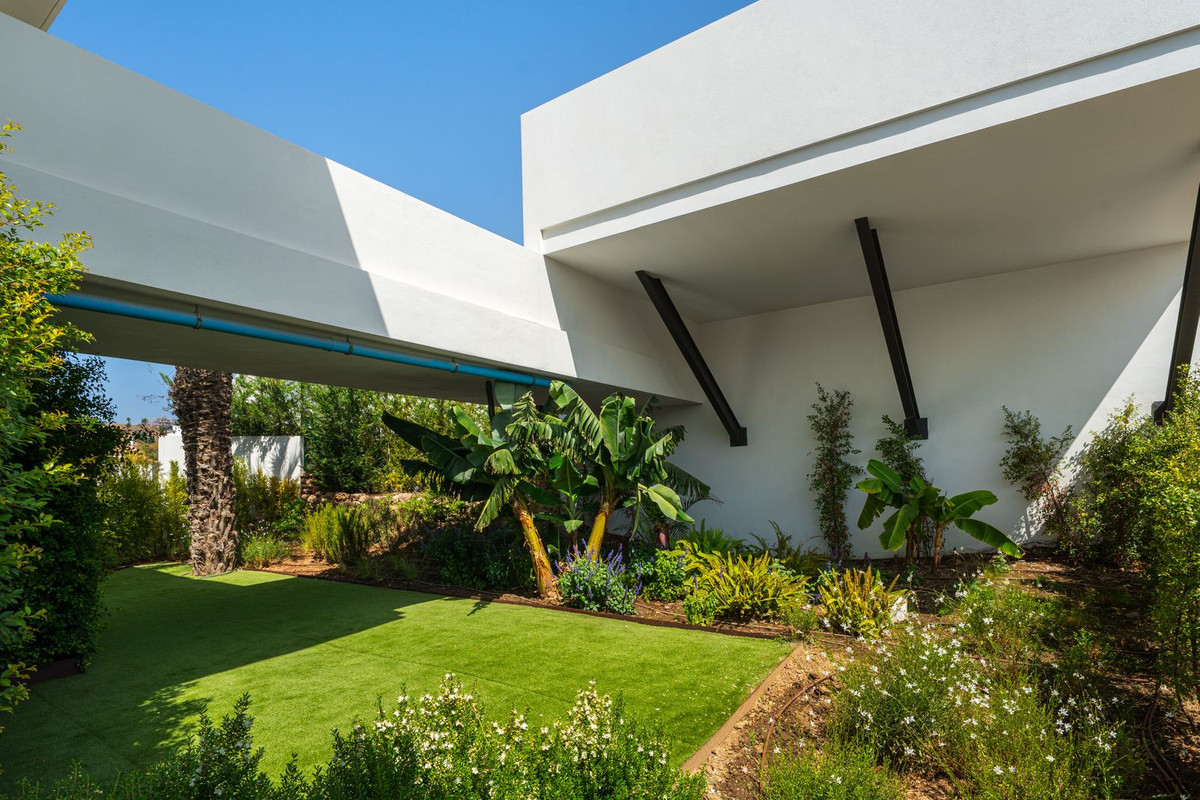 4 Bedroom Villa in Estepona - Photo 11
