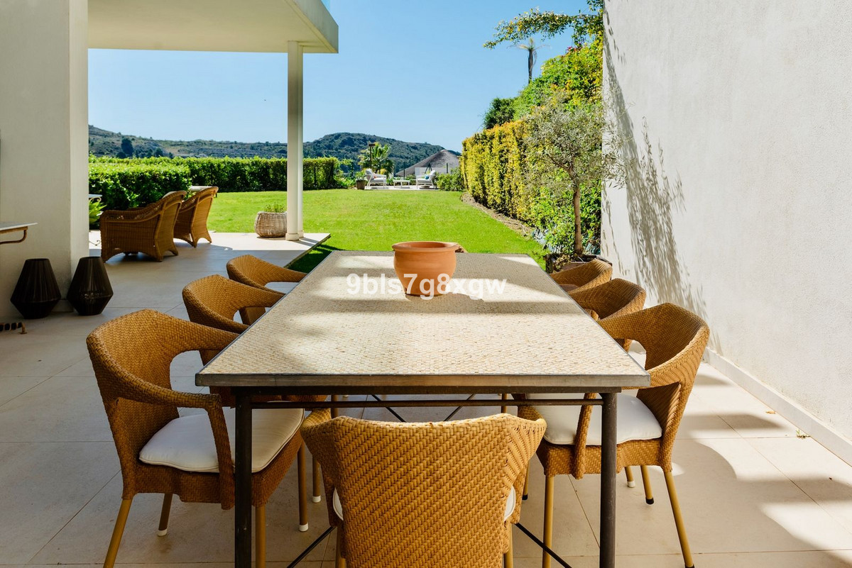 3 Bedroom Apartment in Benahavís - Photo 16