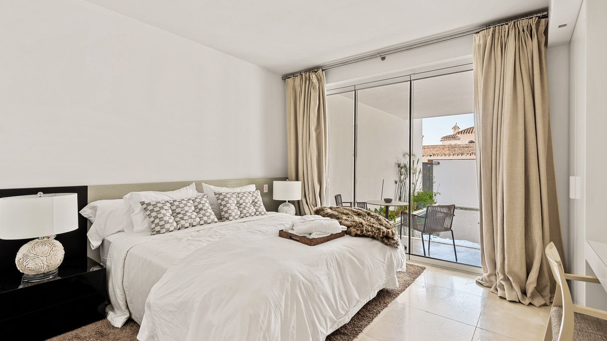 4 Bedroom Villa in Marbella - Photo 27