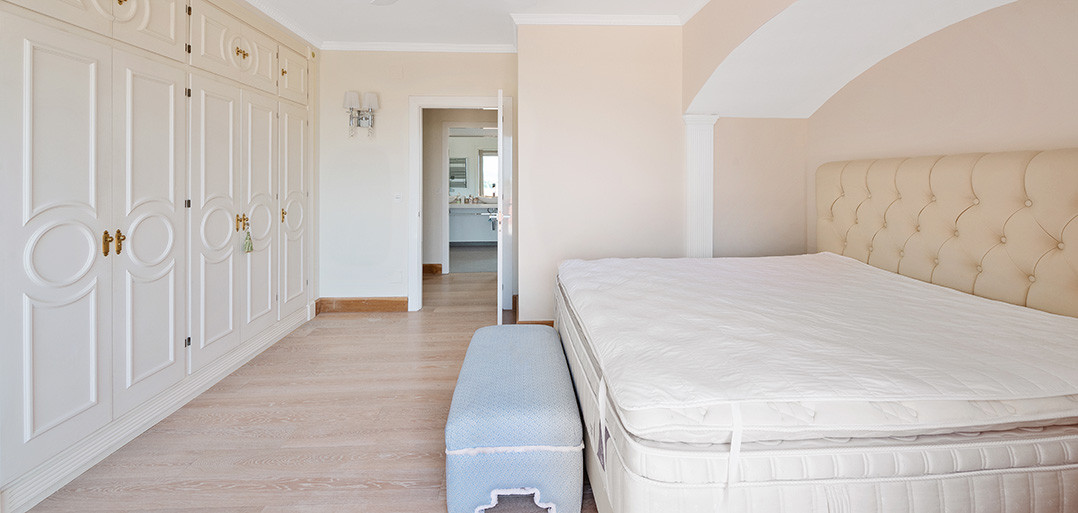 8 Bedroom Villa in Estepona - Photo 33