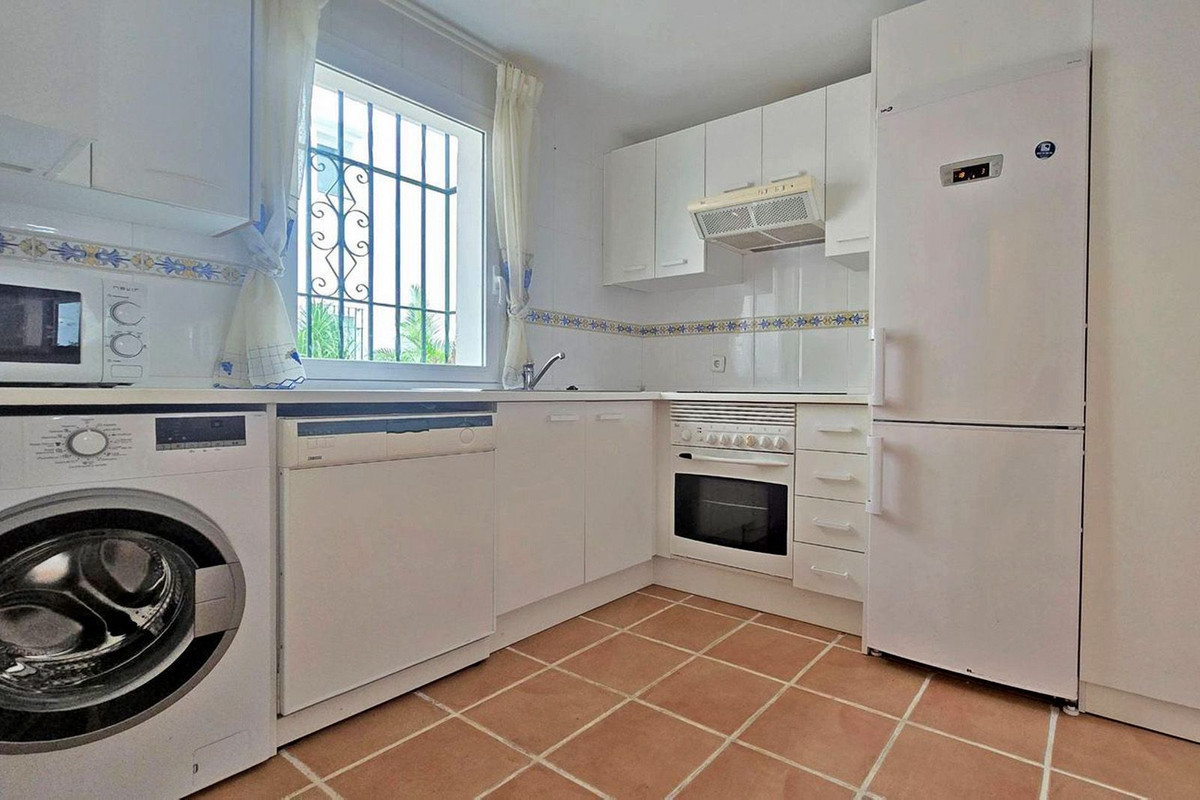 2 Bedroom Apartment in Estepona - Photo 10