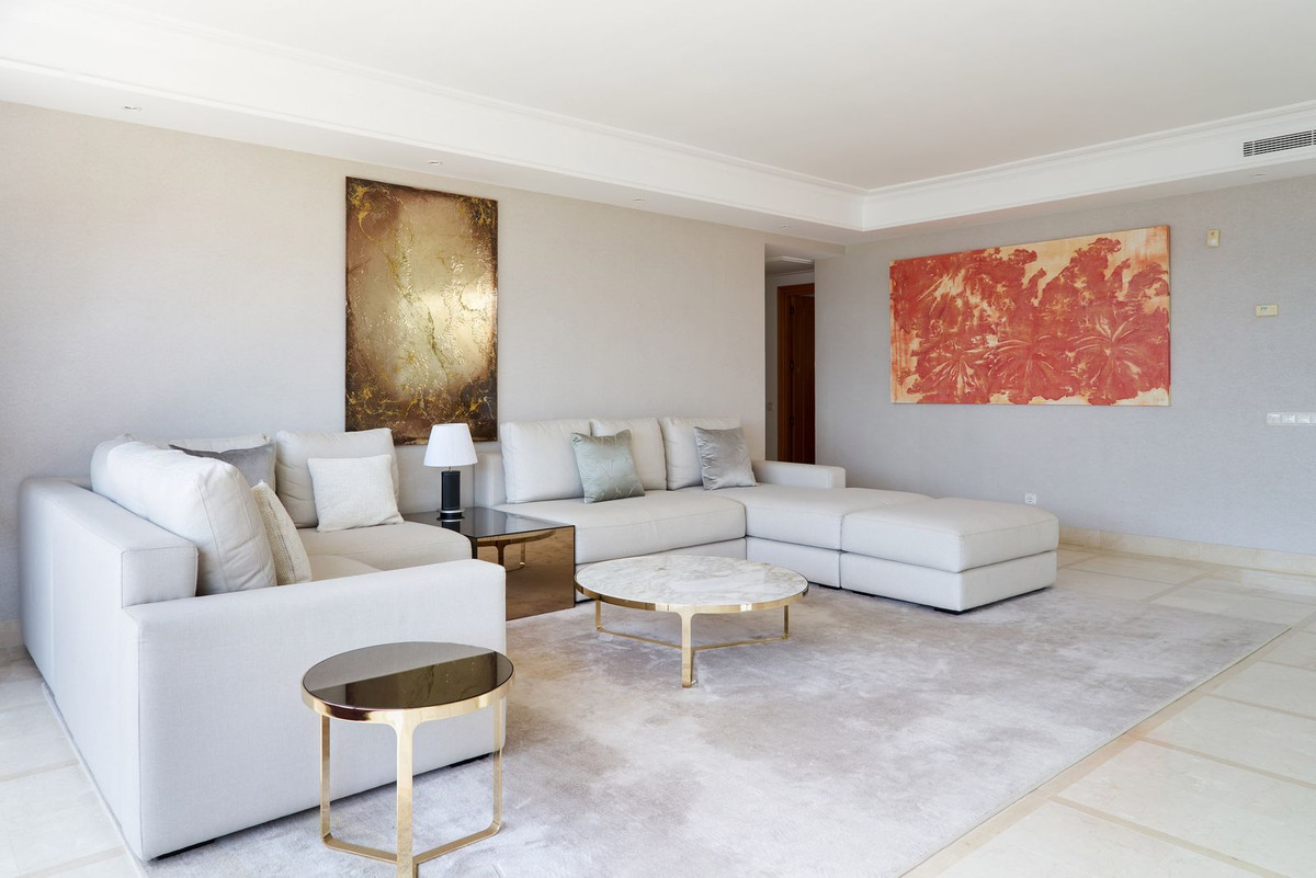 3 Bedroom Penthouse in Estepona - Photo 9