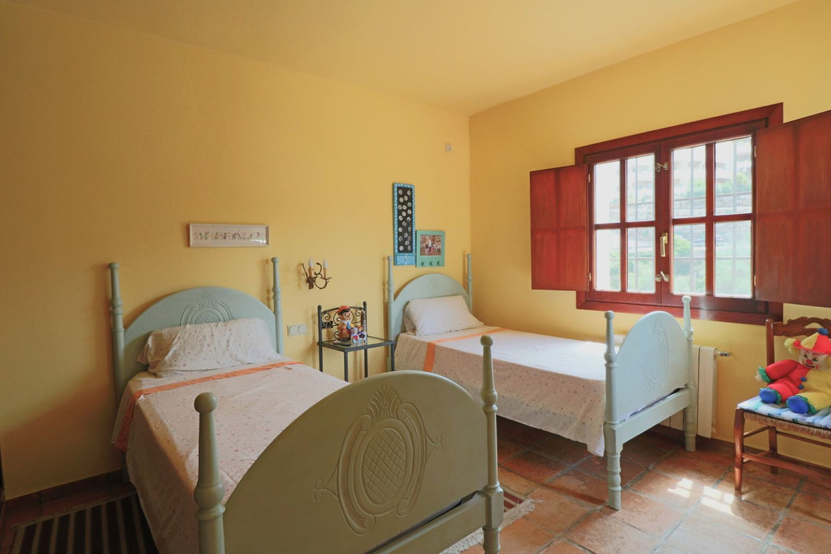 4 Bedroom Villa in Marbella - Photo 24