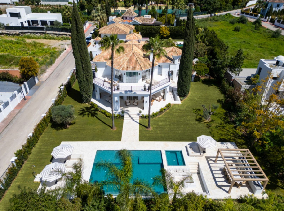 5 Bedroom Villa in Marbella - Photo 2