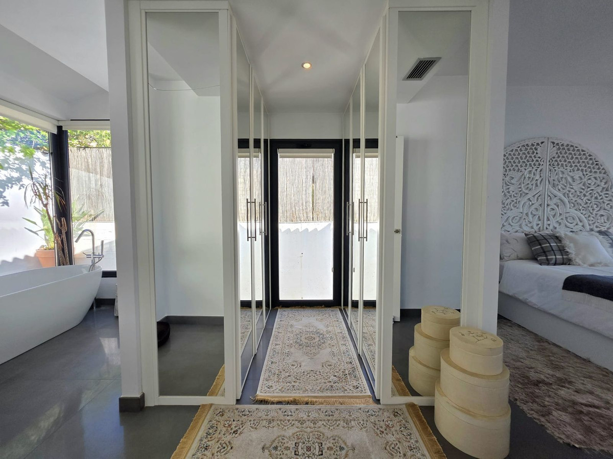 4 Bedroom Villa in Estepona - Photo 19