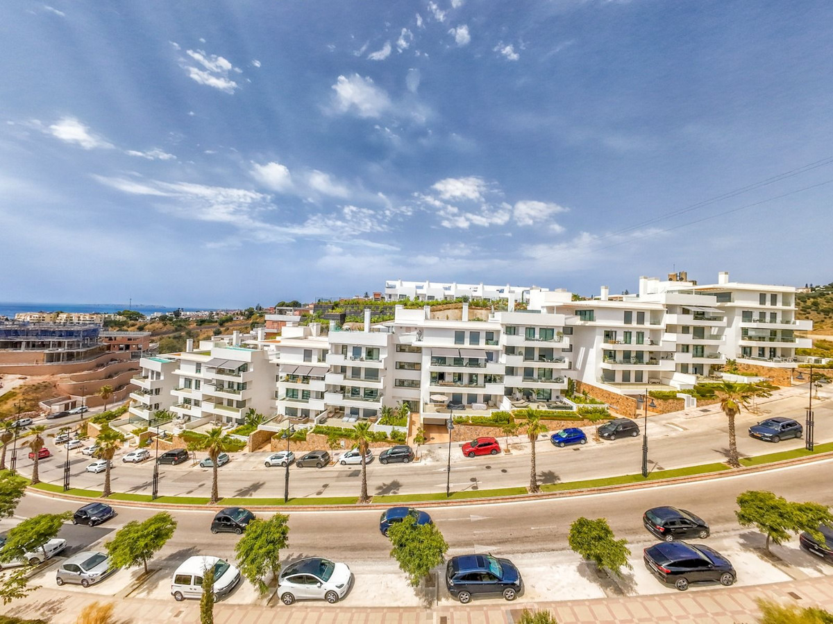 2 Bedroom Apartment in Fuengirola - Photo 2
