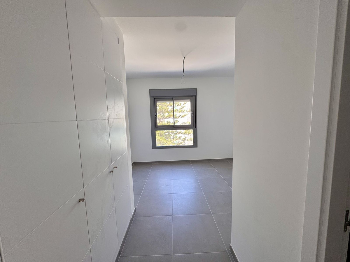 2 Bedroom Apartment in Benalmádena - Photo 28