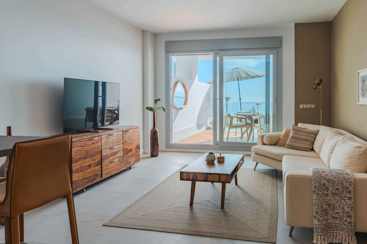 2 Bedroom Apartment in Benalmádena - Photo 5
