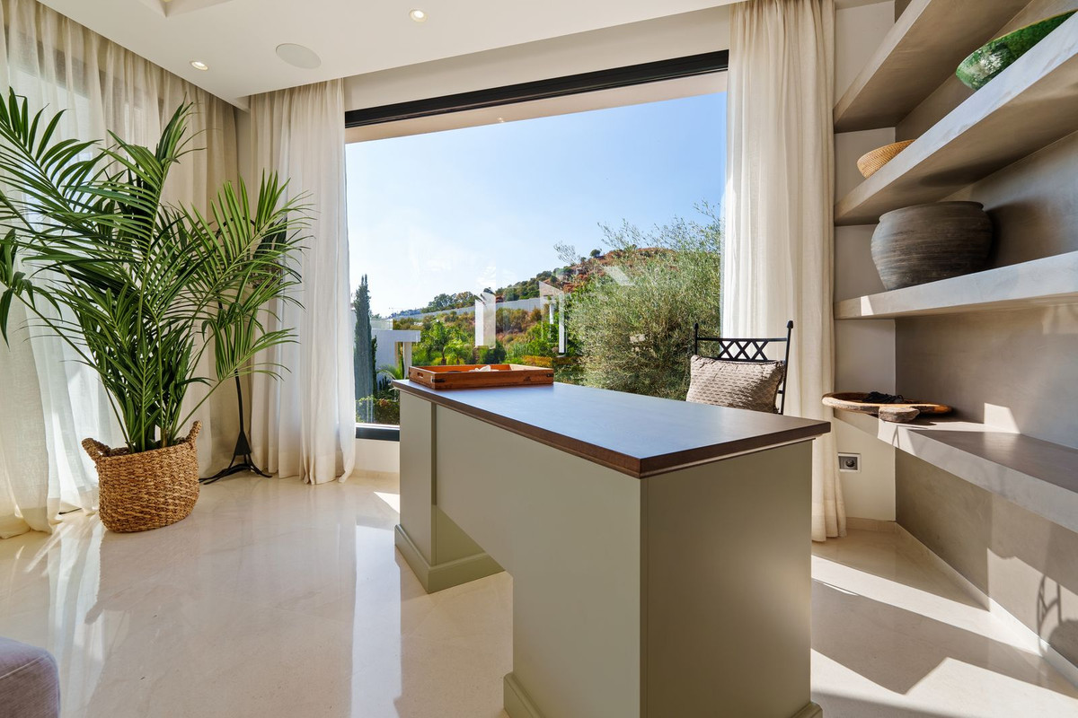 6 Bedroom Villa in Marbella - Photo 20