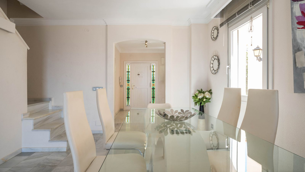 5 Bedroom Villa in Estepona - Photo 8