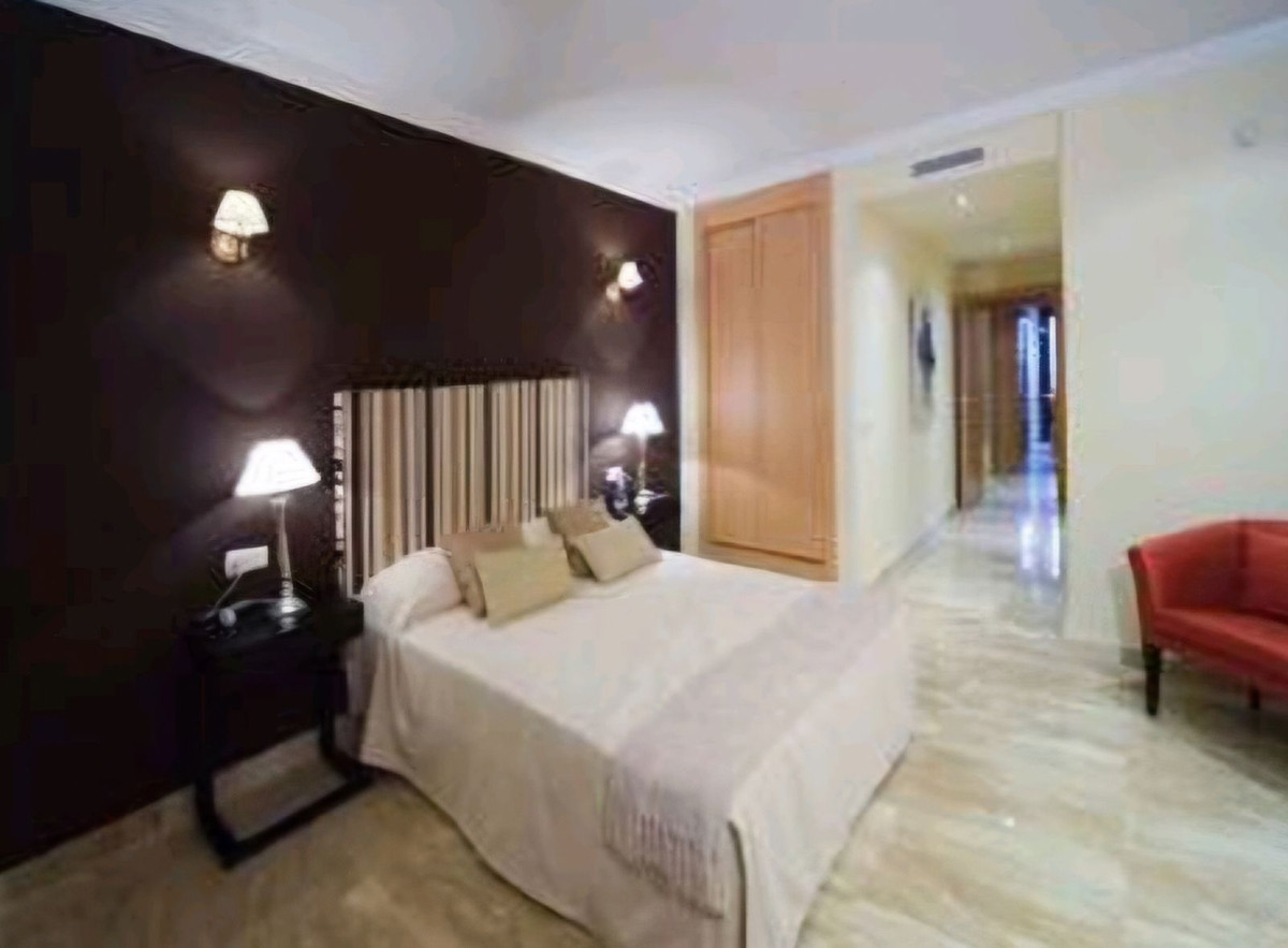4 Bedroom Apartment in Estepona - Photo 7