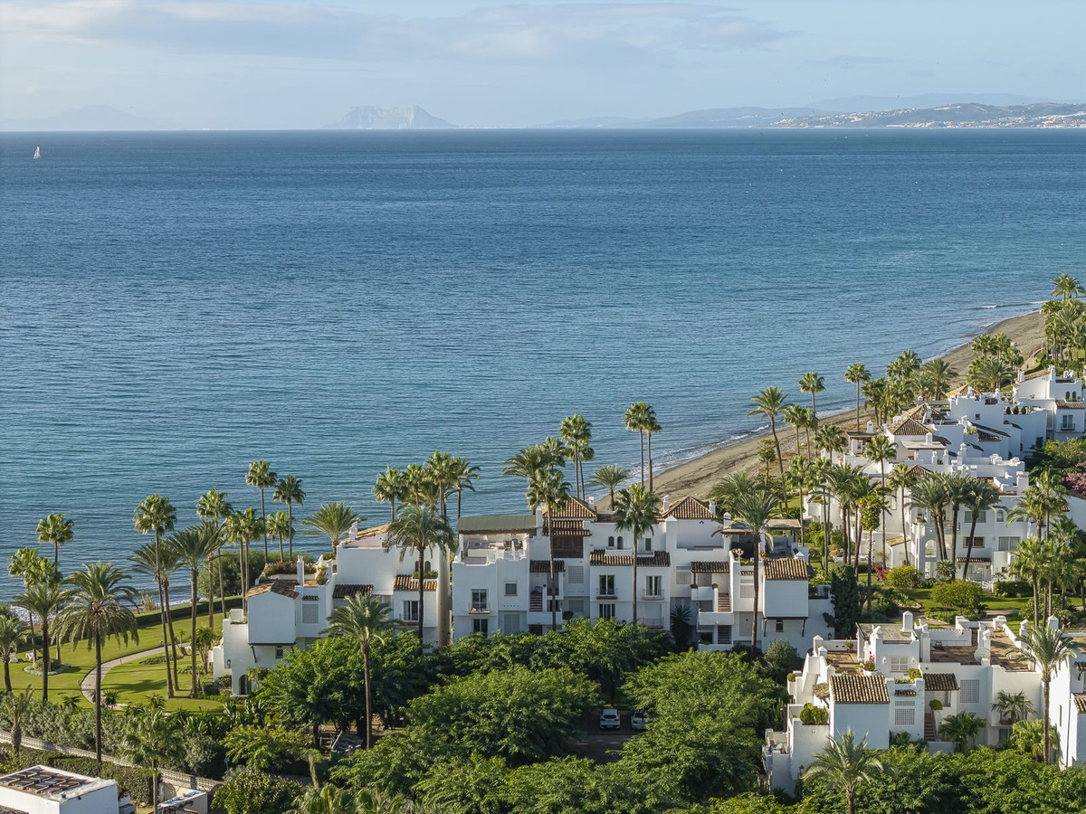 3 Bedroom Apartment in Estepona - Photo 9