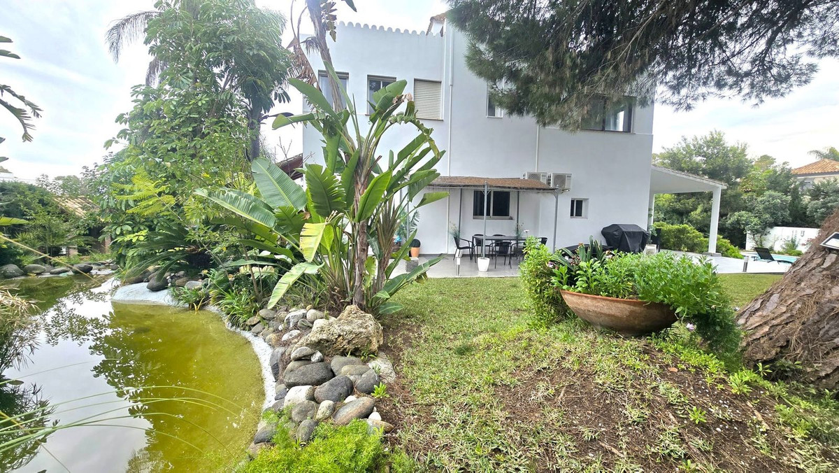 8 Bedroom Villa in Marbella - Photo 3