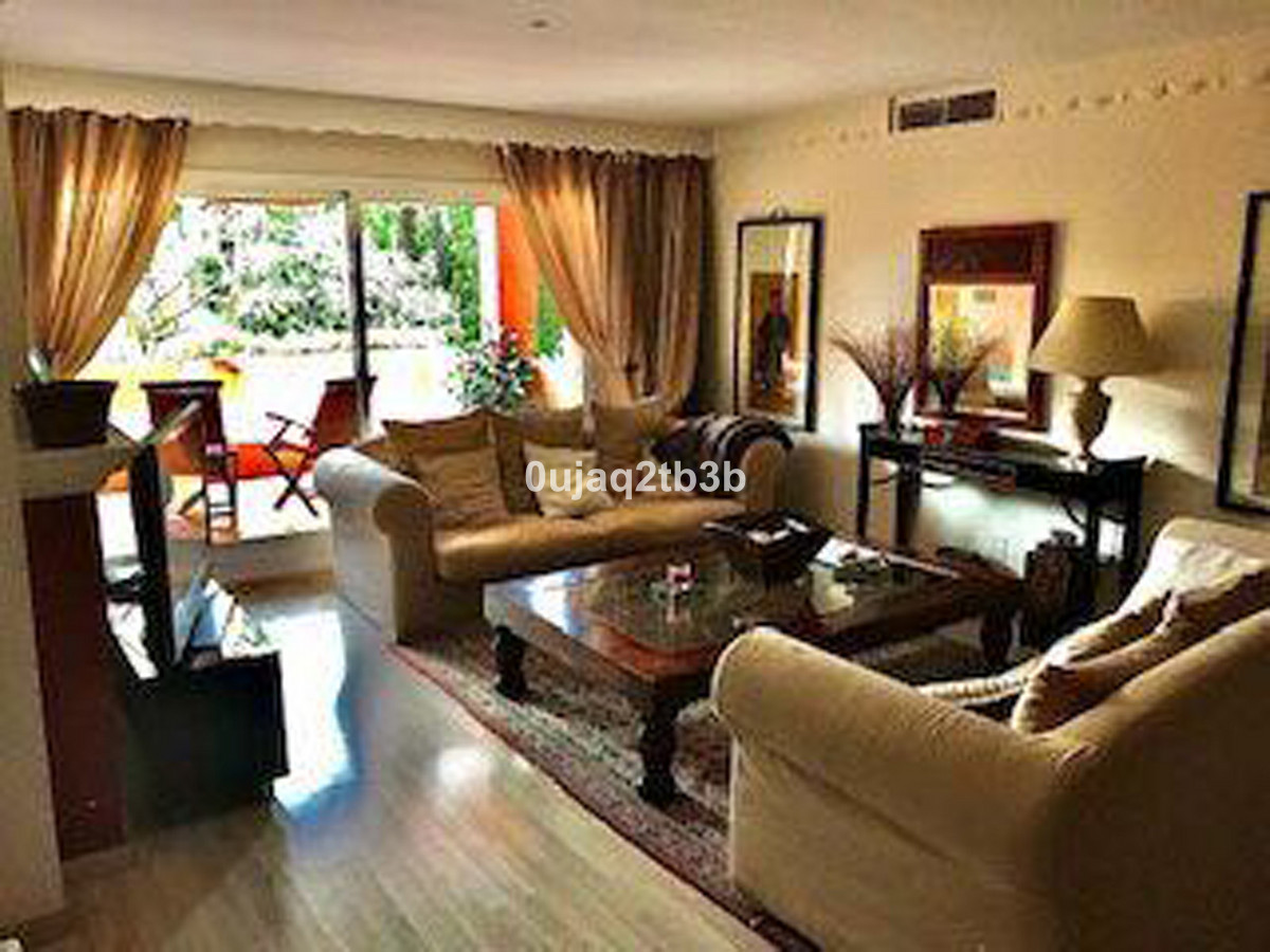 3 Bedroom Apartment in Estepona - Photo 2
