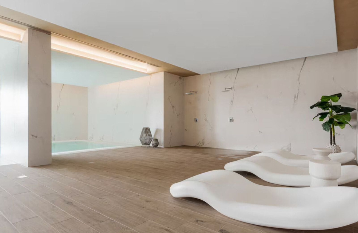 2 Bedroom Penthouse in Estepona - Photo 16
