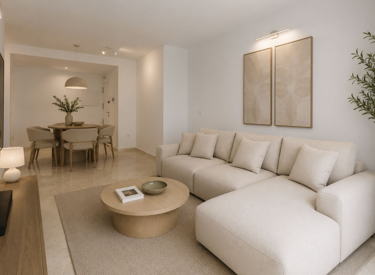 2 Bedroom Apartment in Estepona - Photo 2