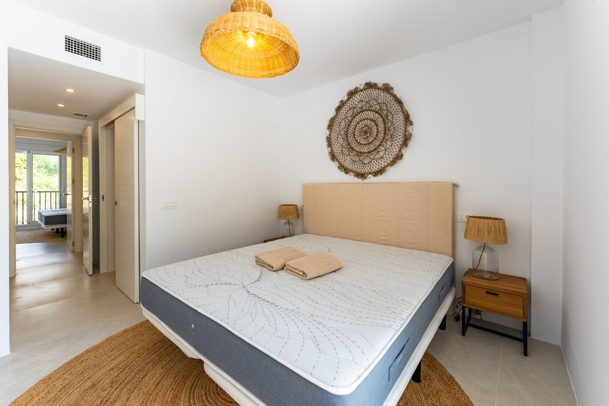 2 Bedroom Penthouse in Benahavís - Photo 21