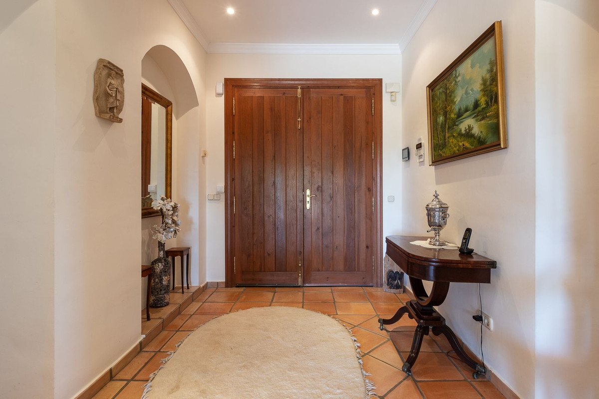 5 Bedroom Villa in Marbella - Photo 5
