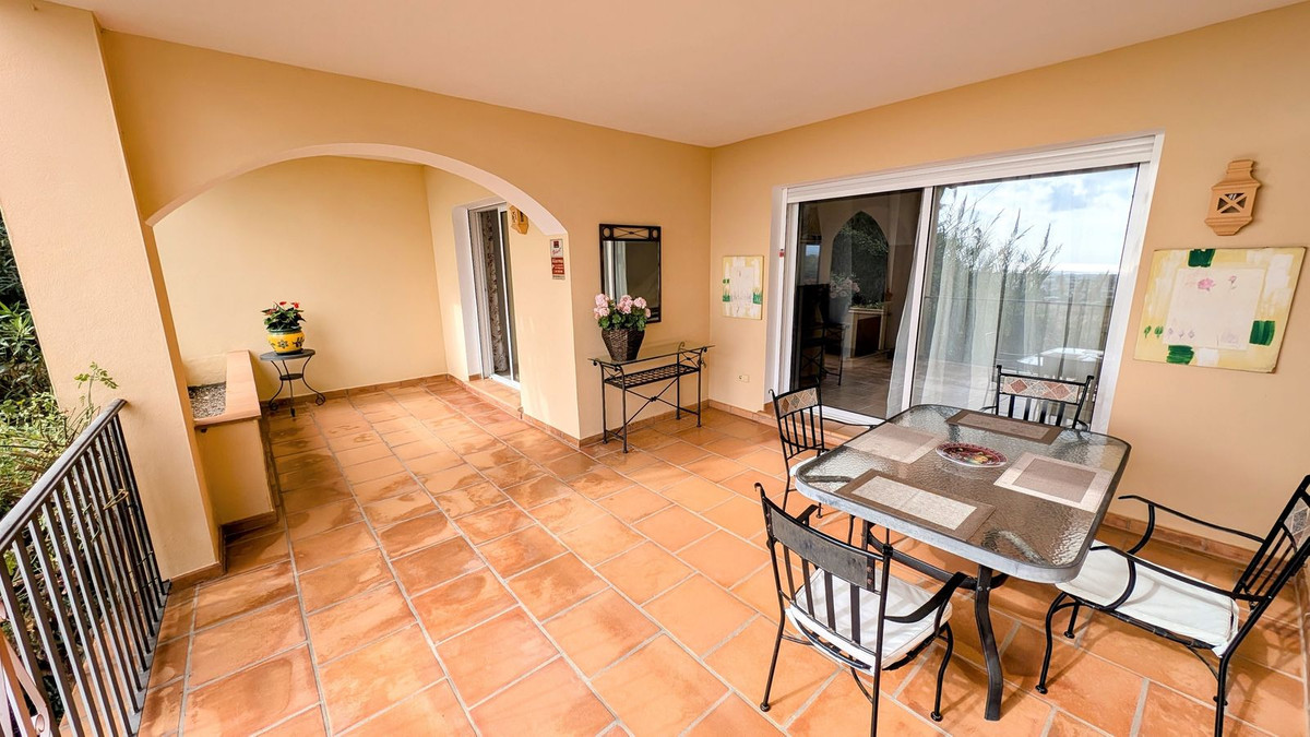 2 Bedroom Apartment in Benahavís - Photo 2
