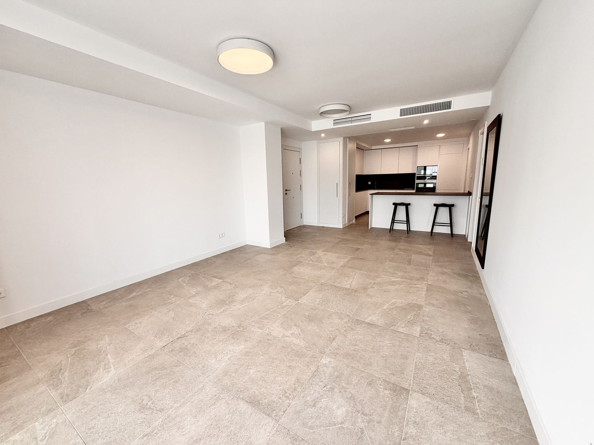 2 Bedroom Apartment in Estepona - Photo 13
