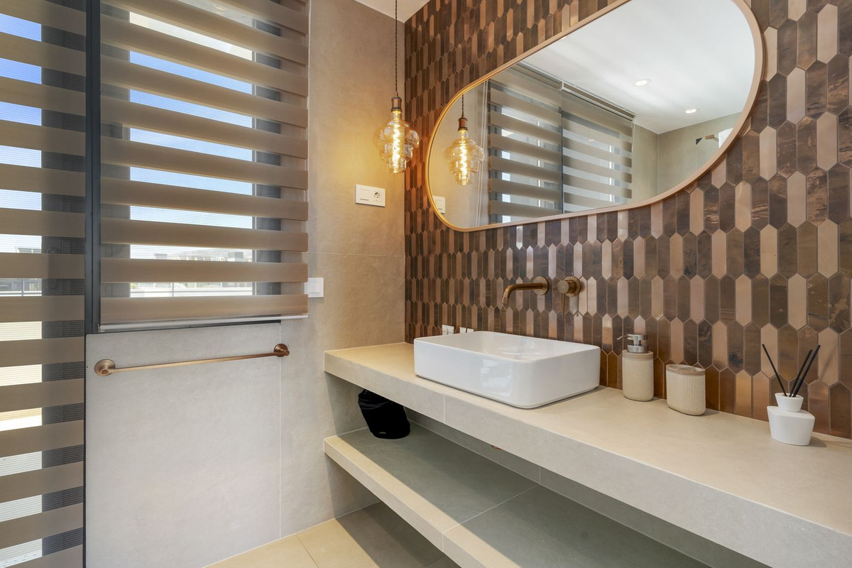 2 Bedroom Penthouse in Torremolinos - Photo 17