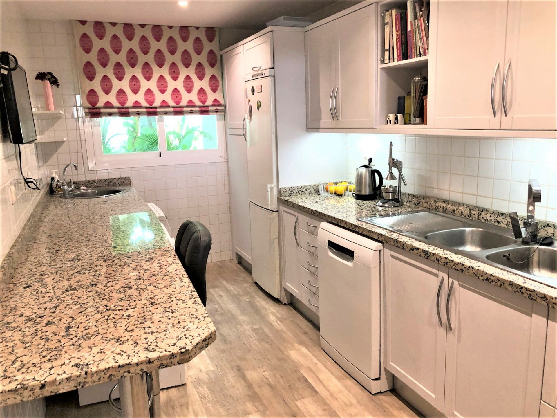 2 Bedroom Apartment in Marbella - Photo 4