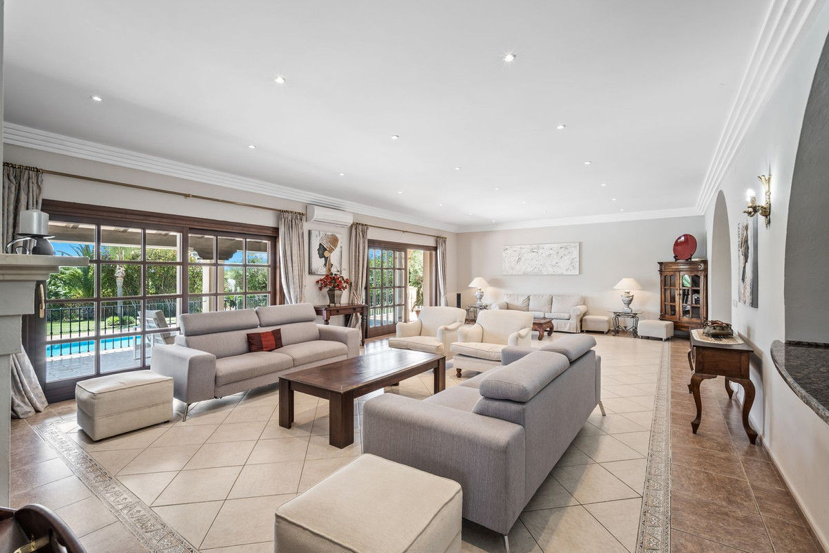 9 Bedroom Villa in Estepona - Photo 3
