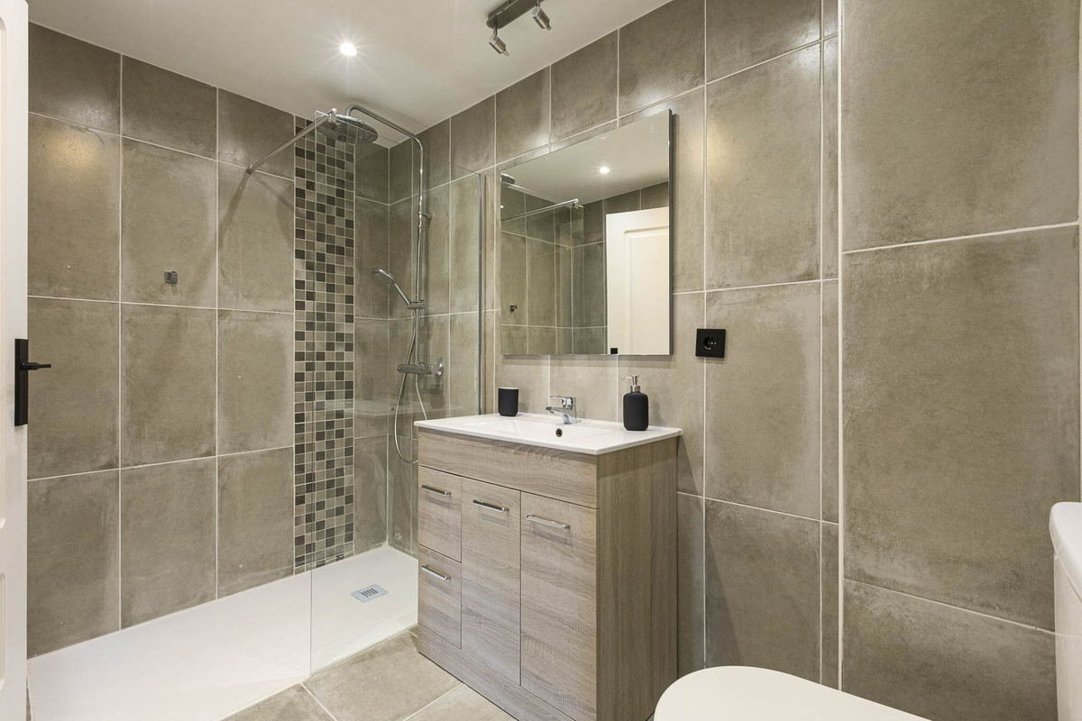 2 Bedroom Apartment in Marbella - Photo 36
