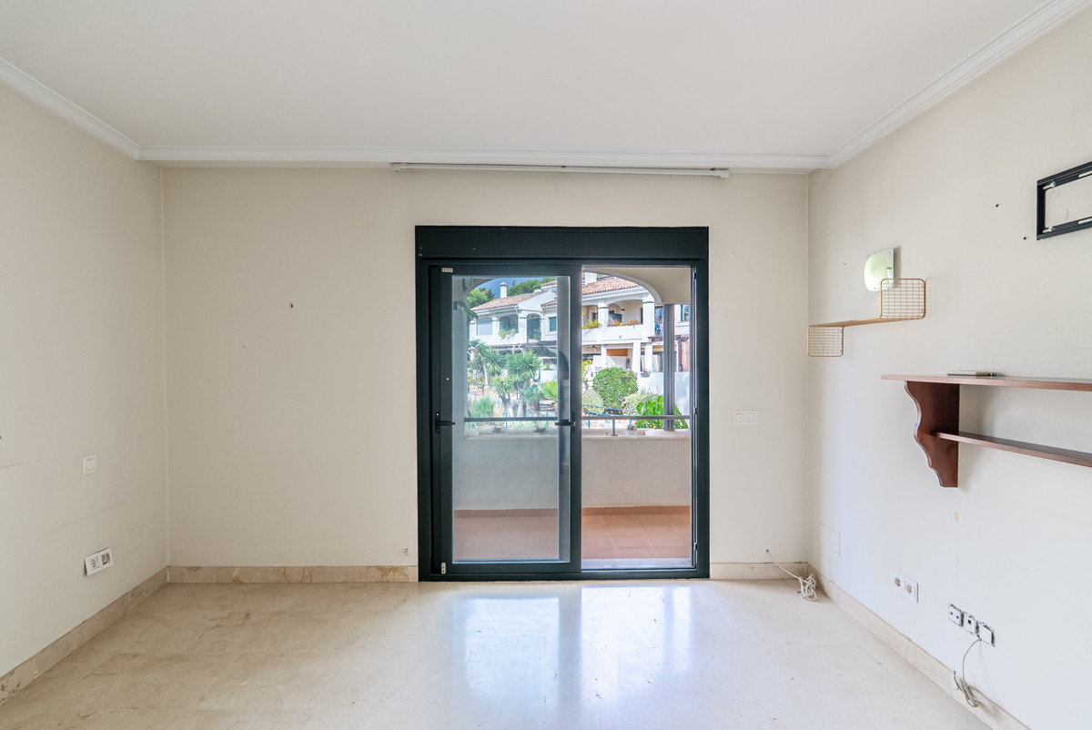 4 Bedroom Townhouse in Estepona - Photo 23
