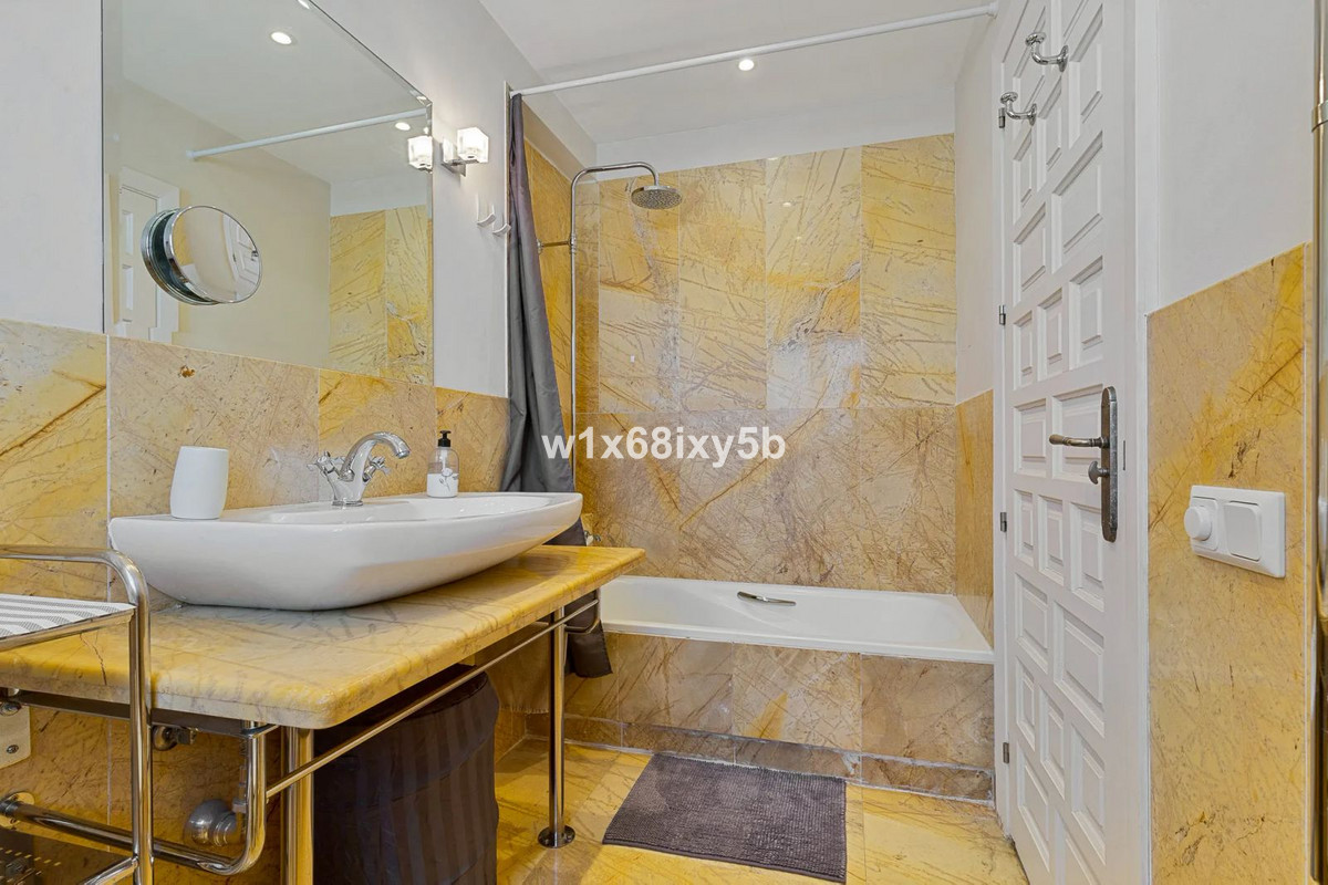 5 Bedroom Villa in San Pedro de Alcántara - Photo 29