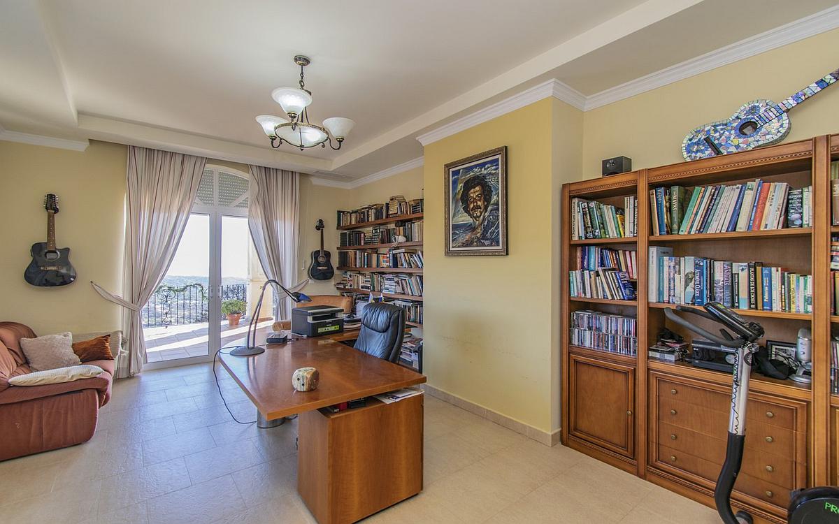 7 Bedroom Villa in Estepona - Photo 6